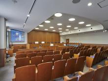 写真:法科大学院内の模擬法廷でも、レーザープロジェクター(PT-RW630JW)をご採用
