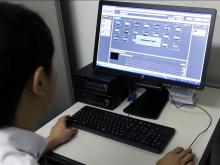 写真:VTR技術者によるアーカイブ作業の様子