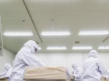 写真:9メガピクセル全方位ネットワークカメラ WV-SFN480で充填作業ラインをモニタリング