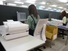 写真:オフィス内に整然と並ぶ、電子化作業のデスク