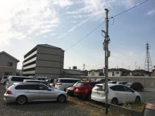 写真:駐車場に設置された「監視カメラ用 60GHz通信BOX」