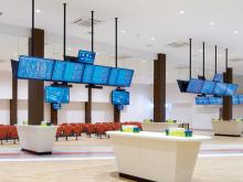 写真：天井が高く明るい一般席に、それぞれの目的に合わせたディスプレイが並ぶ