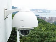 写真:屋外ドームハウジングに格納し、鍋冠山公園展望台に設置されたAW-UE70K