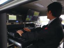 写真:中継車上部に設置された屋外対応HDインテグレーテッドカメラ AW-HR140