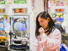 写真：広い周波数帯域と周辺ノイズの低減させたクリアな音質で円滑なコミュニケーションをサポート