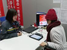 写真:日本郵便株式会社の手ぶら観光サービスで「対面ホンヤク」を利用