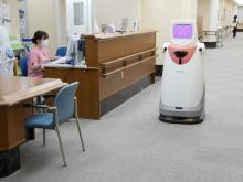 写真:病院内を移動する「HOSPI」