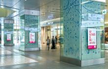 写真：JR博多駅コンコースなど交通機関からの動線上や、地下3階から10階の施設各所でデジタルサイネージの新設とリプレイスが行われた