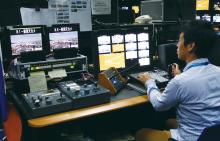 写真:リモートカメラコントローラーAW-RP120Gを操作する技術者