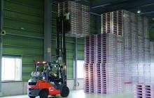 写真：荷揚げ、荷下ろしの動作中にRFIDデータを取得。どのデポでもパレットの個体管理が容易に完了。