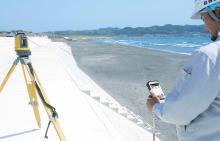 写真：TOPCON社の計測ツール「LN-100（杭ナビ）」と連動して現場施工を支援する「快測ナビStd」