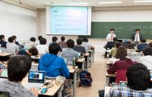 写真:自ら組み立てたレッツノートPCを使用して授業を受ける学生達