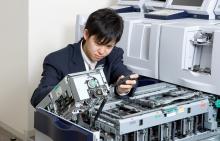 写真：通貨処理機を保守作業している技術担当者