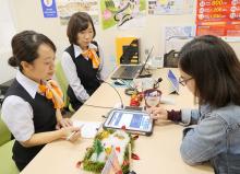 写真:的確な会話・情報案内で外国人観光客をおもてなし