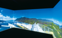 写真：壁3面に映し出される来島海峡大橋の塔頂から撮影されたダイナミックな映像