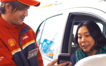 写真:運転席のお客様とコミュニケーションをとるスタッフの様子