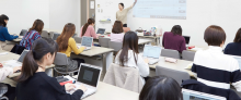 写真:教室内で学生たちがレッツノートSVを使用して講義を受けている様子。
