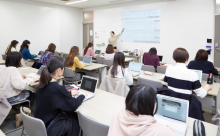 写真:教室にてレッツノートSVを使用し講義を受けている学生たちの様子。