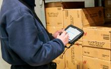 写真:タフパッドを使用して、入荷検品作業を行っている様子。