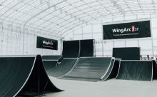 写真:白いドーム型施設内にあるBMXフリースタイルパークの様子。ウォールやピラミッドR等、世界レベルの様々な形状のセクションが設置されている。