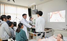 写真:医療用デモ人形を使用し学習しているている授業風景。