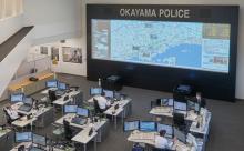 写真:岡山県警の大型画面表示システム