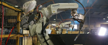 写真:工場に導入された溶接ロボットTAWERS