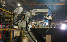 写真:工場に導入された溶接ロボットTAWERS