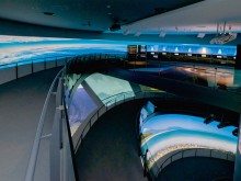 写真：1階から5階までらせんスロープでつながった展示棟。富士山に関するさまざまなテーマに応じた映像が、多数のプロジェクターやディスプレイで映し出されている