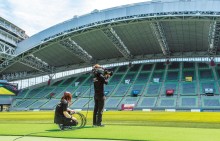 写真:スタジアムではスタジオカメラAK-UC4000を2台使用して撮影